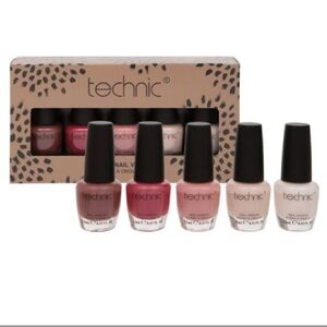 NIB Technic Matte Nail Varnish Set
